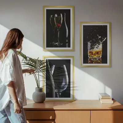 Glas vin och whisky på svart bakgrund set om 3 tavlor