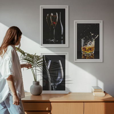 Set om 3 tavlor Glas vin och whisky på svart bakgrund