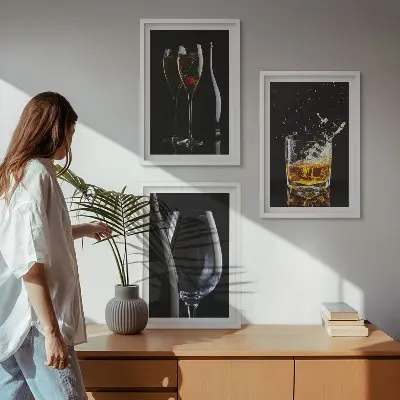 Glas vin och whisky på svart bakgrund set om 3 tavlor