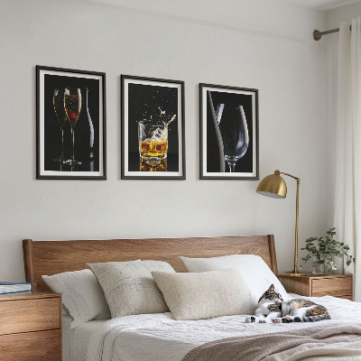 Set om 3 tavlor Glas vin och whisky på svart bakgrund