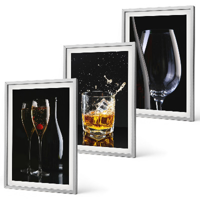 Set om 3 tavlor Glas vin och whisky på svart bakgrund
