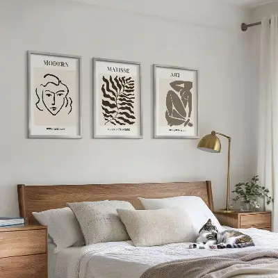 Tavelset för väggen ovanför soffan grafisk konst med linjer och karaktärer