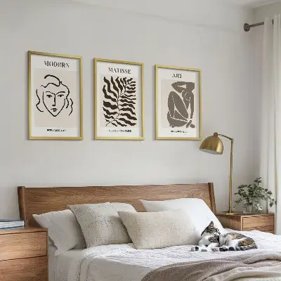 Tavelset för väggen ovanför soffan grafisk konst med linjer och karaktärer