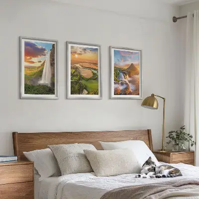 Vattenfallslandskap i väster tavelset med ramar