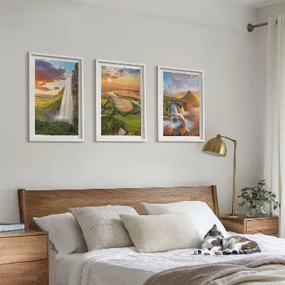 Vattenfallslandskap i väster tavelset med ramar