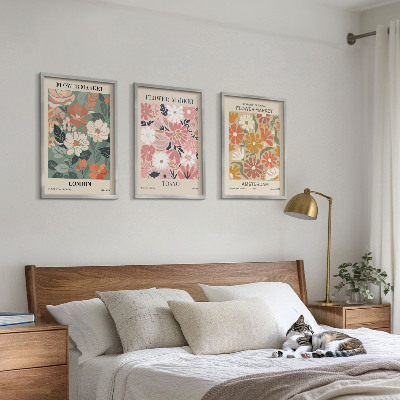 Tavelset ovanför soffa Blommönster London Tokyo Amsterdam