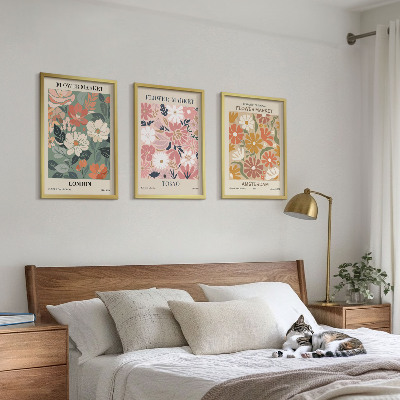Tavelset ovanför soffa Blommönster London Tokyo Amsterdam