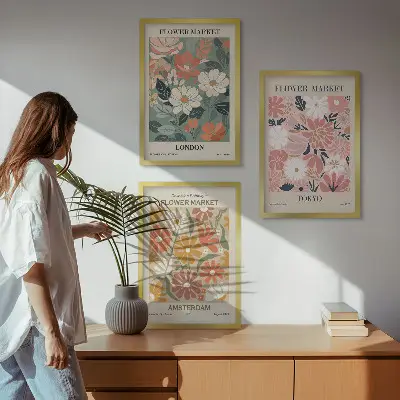 Tavelset för vägg ovanför soffa med blommönster från London Tokyo och Amsterdam