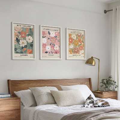 Tavelset ovanför soffa Blommönster London Tokyo Amsterdam