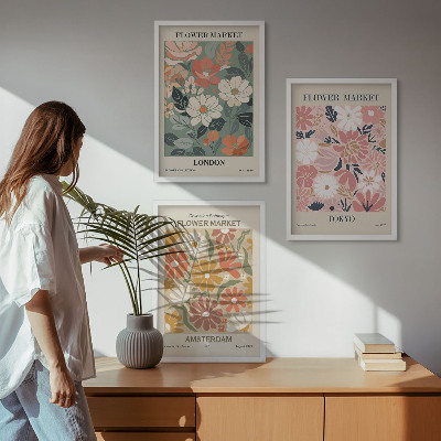 Tavelset ovanför soffa Blommönster London Tokyo Amsterdam