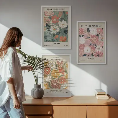 Tavelset för vägg ovanför soffa med blommönster från London Tokyo och Amsterdam