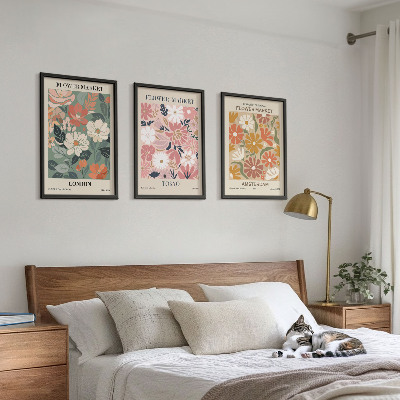 Tavelset ovanför soffa Blommönster London Tokyo Amsterdam