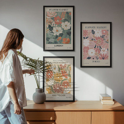 Tavelset ovanför soffa Blommönster London Tokyo Amsterdam