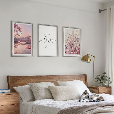 Tavelset ovanför soffa Blommor bro inskription motiv