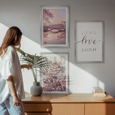 Tavelset ovanför soffa Blommor bro inskription motiv