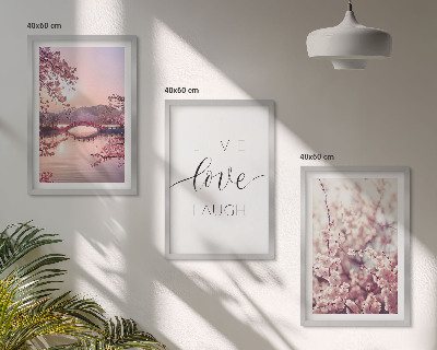 Tavelset ovanför soffa Blommor bro inskription motiv