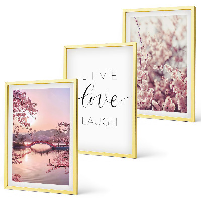 Tavelset ovanför soffa Blommor bro inskription motiv