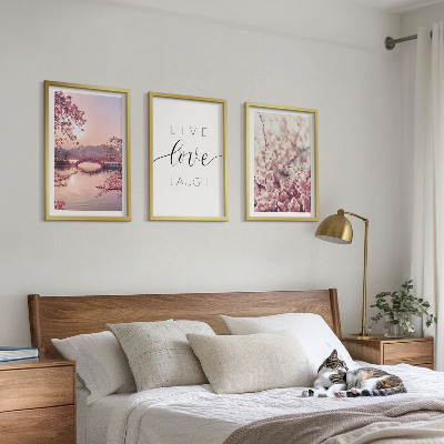 Tavelset ovanför soffa Blommor bro inskription motiv