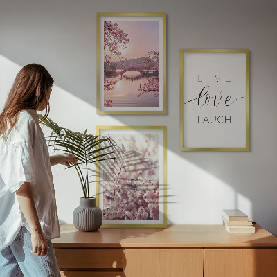 Tavelset ovanför soffa Blommor bro inskription motiv