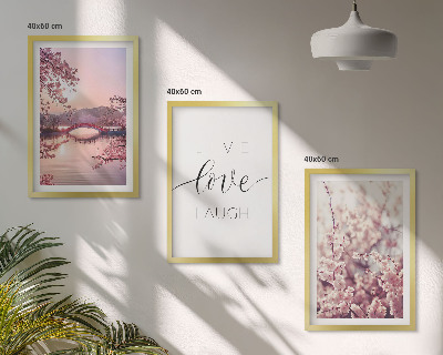 Tavelset ovanför soffa Blommor bro inskription motiv