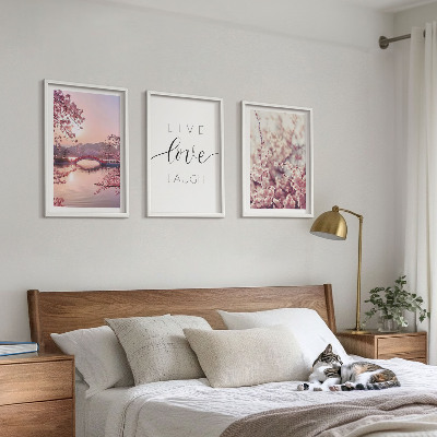 Tavelset ovanför soffa Blommor bro inskription motiv