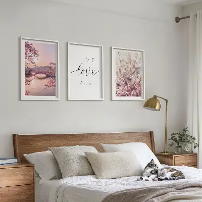 Tavelset med blommor och bro motiv för vägg ovanför soffa