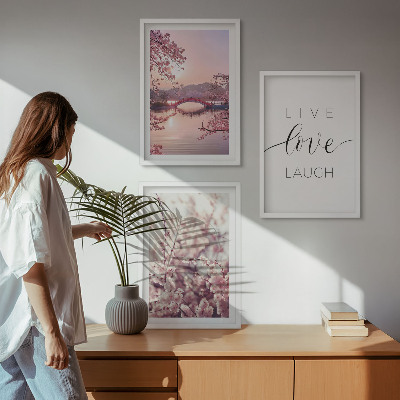 Tavelset ovanför soffa Blommor bro inskription motiv