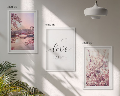 Tavelset ovanför soffa Blommor bro inskription motiv