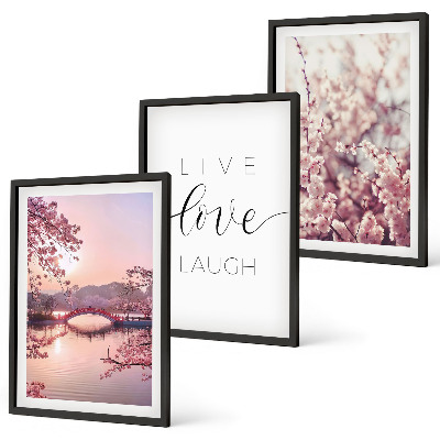 Tavelset ovanför soffa Blommor bro inskription motiv