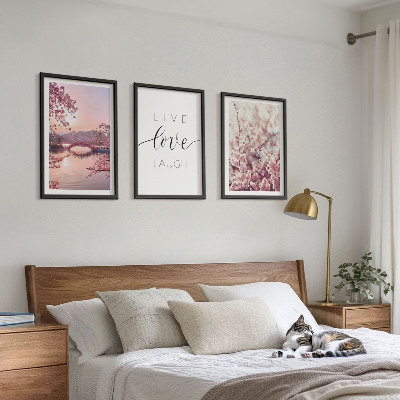 Tavelset ovanför soffa Blommor bro inskription motiv