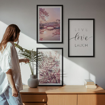 Tavelset ovanför soffa Blommor bro inskription motiv