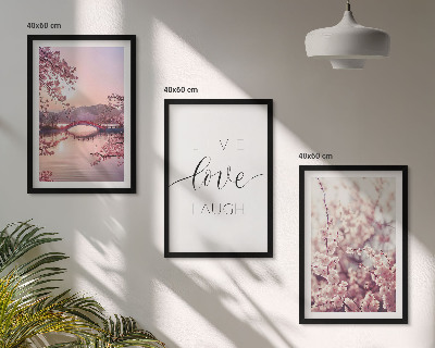 Tavelset ovanför soffa Blommor bro inskription motiv