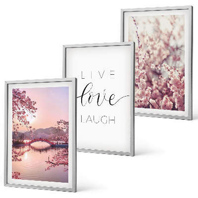 Tavelset ovanför soffa Blommor bro inskription motiv