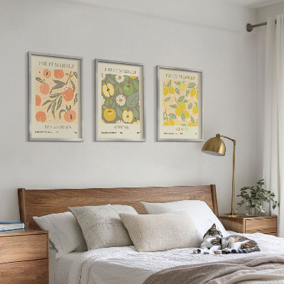 Tavelset ovanför soffa Fruktmönster retro affischer