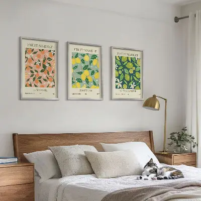 Tavelset för vägg ovanför soffa med fruktiga citrusblommönster