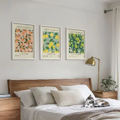 Tavelset för vägg ovanför soffa med fruktiga citrusblommönster