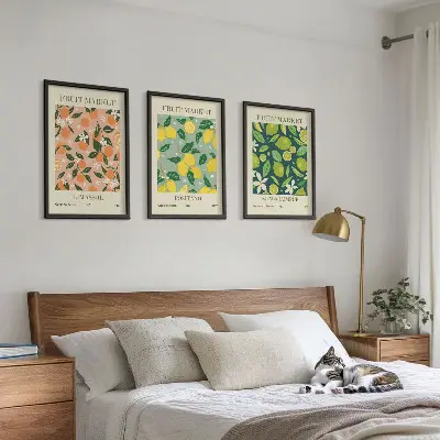 Tavelset för vägg ovanför soffa med fruktiga citrusblommönster