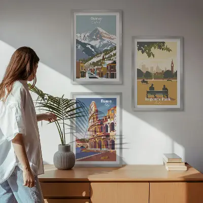 Tavelset ovanför soffa med motiv av Ouraybergen och London Coliseum