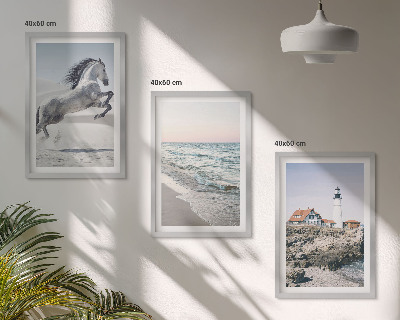 Tavelset ovanför soffa Hästar strand fyr vågor