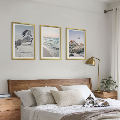 Tavelset ovanför soffa Hästar strand fyr vågor