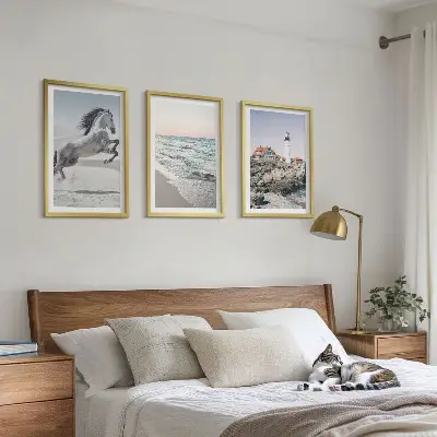 Tavelset med hästar på stranden motiv med fyr och vågor ovanför soffa