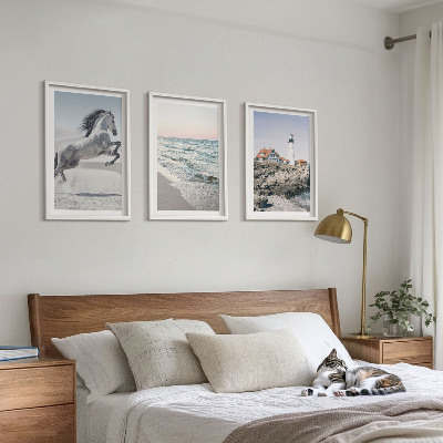 Tavelset ovanför soffa Hästar strand fyr vågor