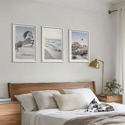 Tavelset med hästar på stranden motiv med fyr och vågor ovanför soffa