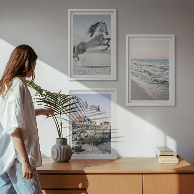 Tavelset ovanför soffa Hästar strand fyr vågor