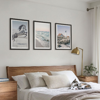 Tavelset ovanför soffa Hästar strand fyr vågor