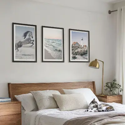 Tavelset med hästar på stranden motiv med fyr och vågor ovanför soffa