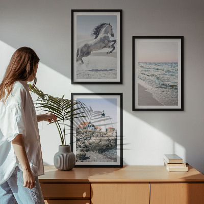 Tavelset ovanför soffa Hästar strand fyr vågor
