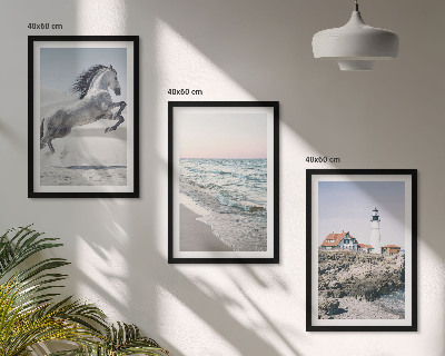 Tavelset ovanför soffa Hästar strand fyr vågor