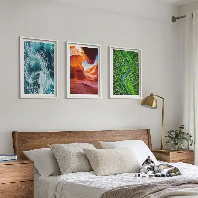 Tavelset med ramar vattenrörelse i grön kanjon och skog