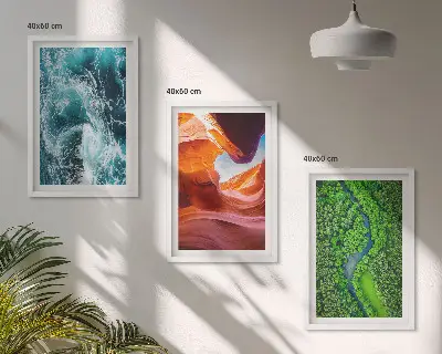Tavelset med ramar vattenrörelse i grön kanjon och skog
